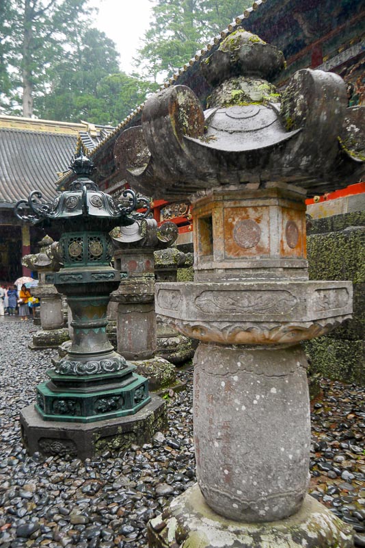 Stare japońskie lampy doro w Nikko