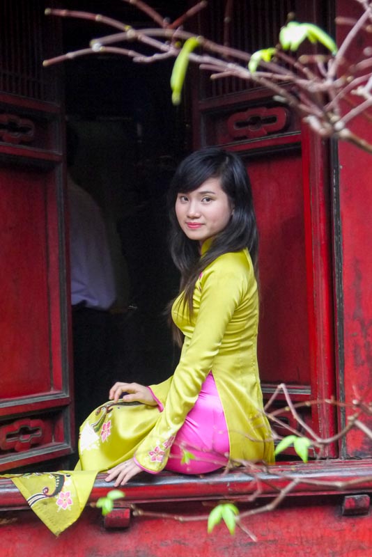 Dziewczyny chętnie pozują w tradycyjnym wietnamskim stroju w Świątyni Literatury w Hanoi