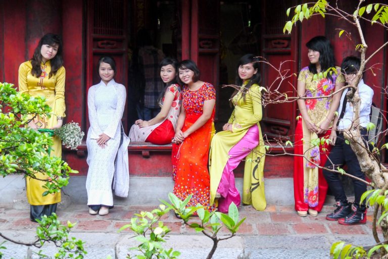 Dziewczyny chętnie pozują ubrane w ao dai w Świątyni Literatury w Hanoi