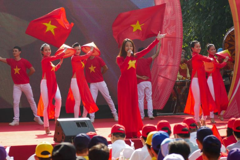 Podczas obchodów rocznicowych występujący ubrani są w ao dai w kolorach flagi wietnamskiej