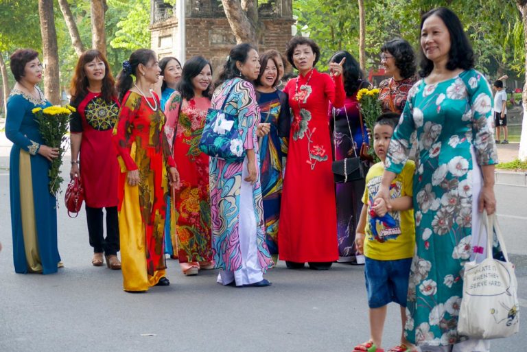 Starsze kobiety wybierają ao dai w mocniejszych kolorach