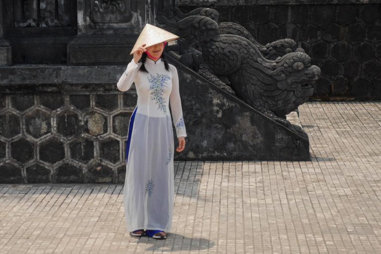 Kobieta ubrana w ao dai w Hue