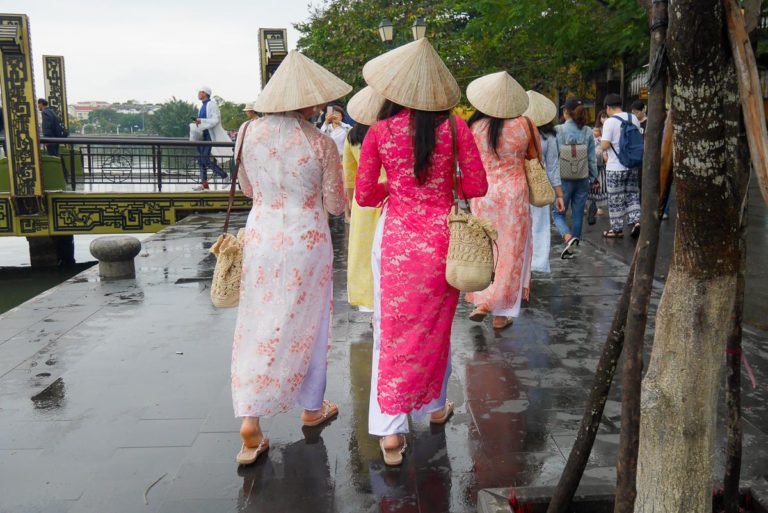 Ulicami Hoi An często przechadzają się kobiety w ao dai