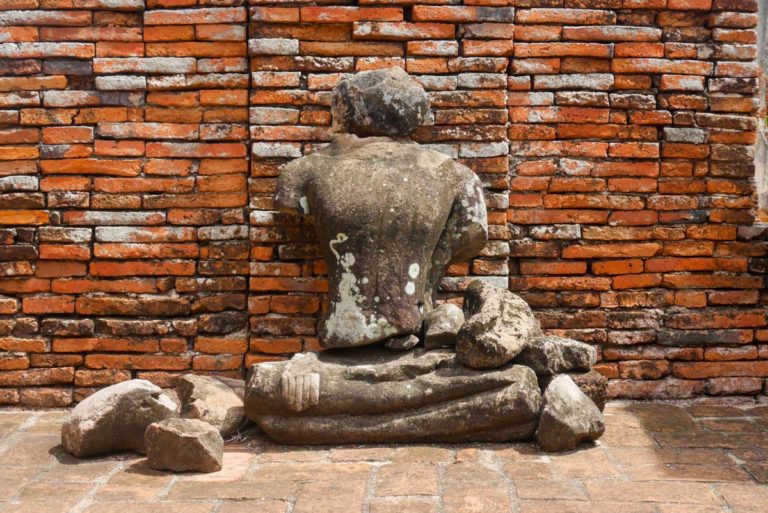 Fragmenty posągu Buddy w Chome Thong