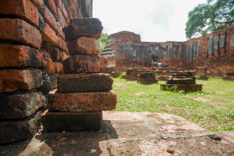 Wiele świątyń w Ayutthaya wymagają remontu