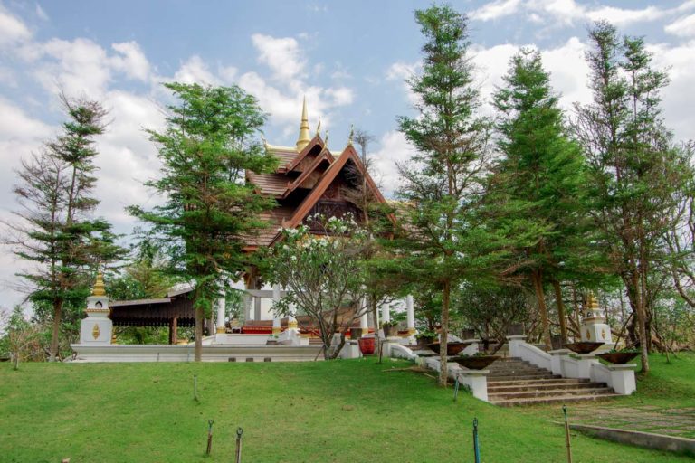 Świątynia, w której znajduje się Święte Drzewo Manikhot (Kraina 4 tys. Wysp)