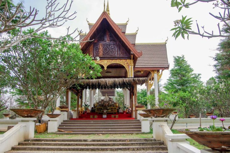Świątynia, w której znajduje się Święte Drzewo Manikhot