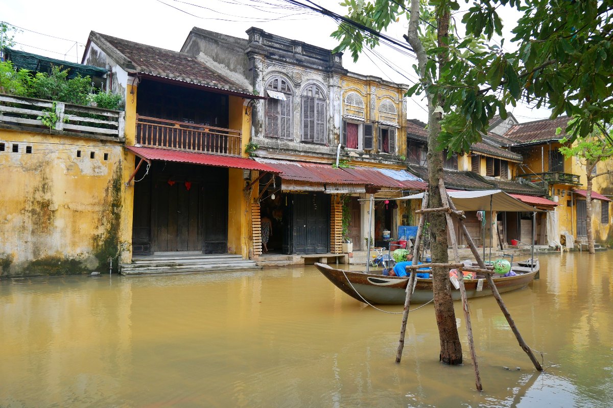 Rzeka Thu Bon zalała stare miasto Hoi An