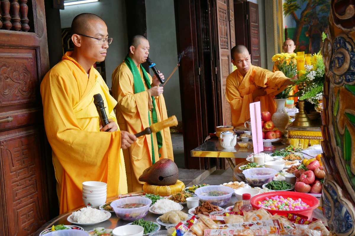 Obrzędy buddyjskie w świątyni w Górach Marmurowych