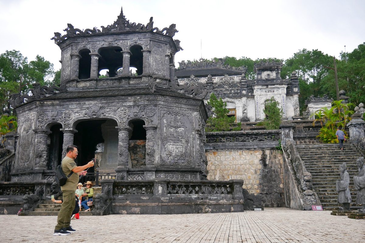 Grobowiec Khai Dinha jest odmienny architektonicznie od grobowców innych cesarzy