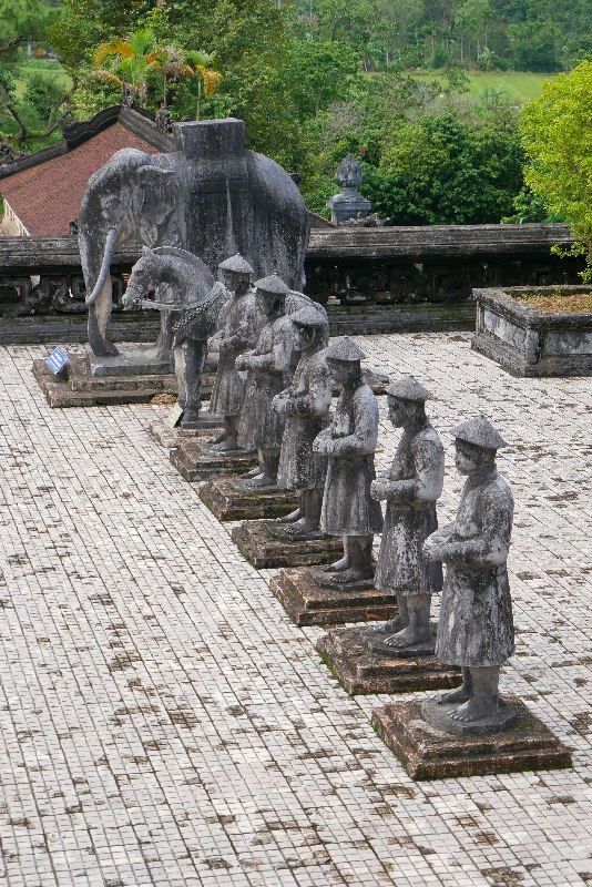 Rzeźby wokół grobowca cesarza Khai Dinha