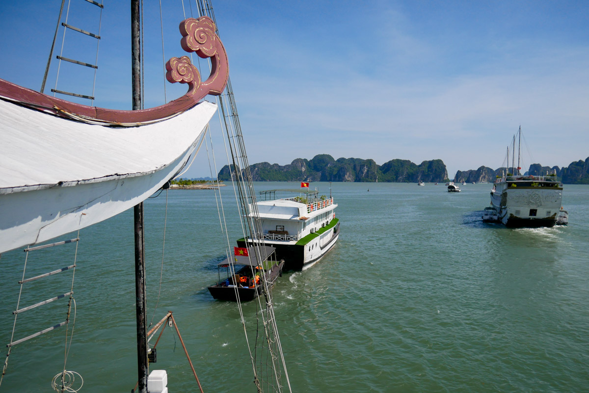 Statki wypływają w morze Zatoki Ha Long