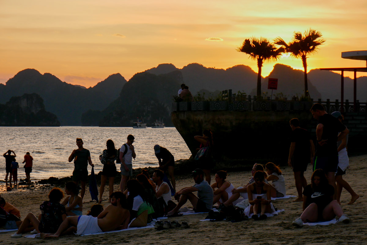 Plaża na wyspie w Zatoce Ha Long