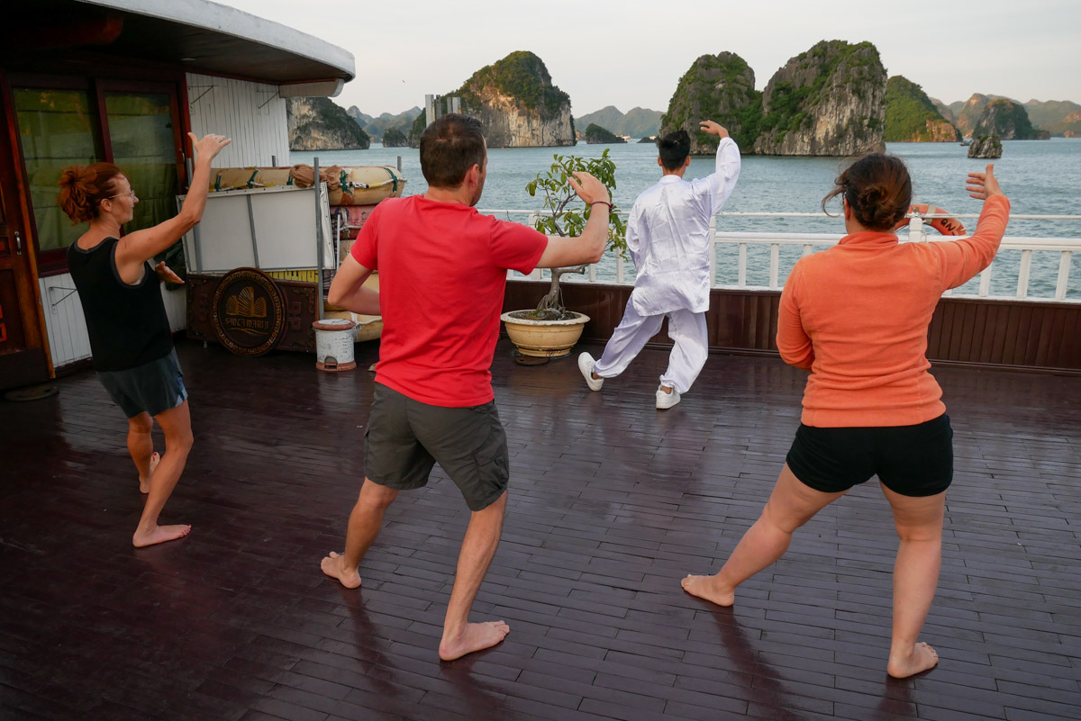 Poranne ćwiczenia tai chi na statku