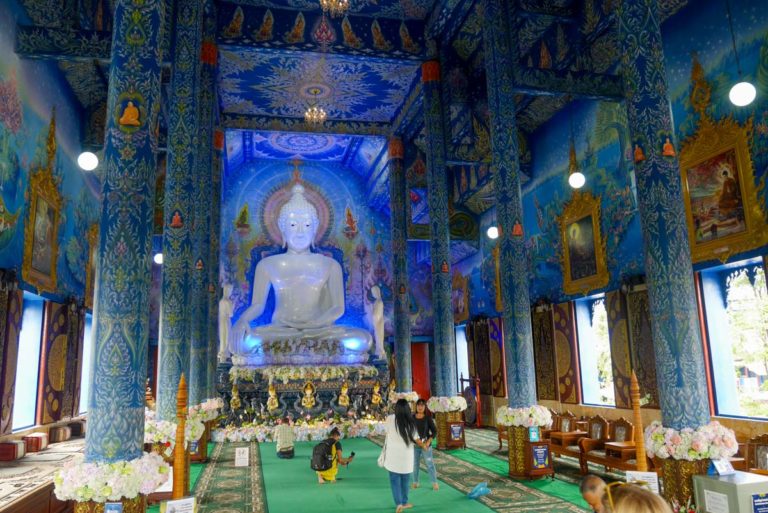 Niebieska Świątynia - biały Budda w geście bhumisparśa-mudra