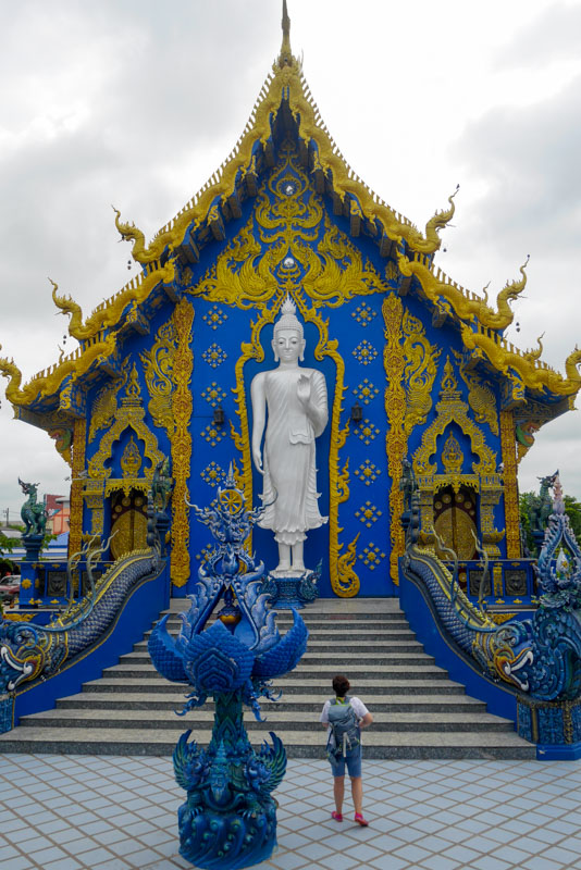 Biały Budda za świątynią
