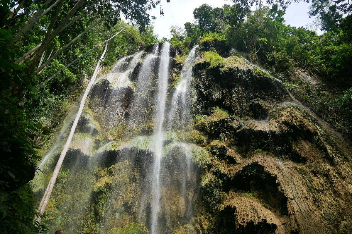Wodospad Tumalog ma prawie 100 metrów wysokości