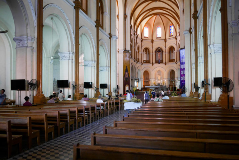 Skromne wnętrze kościoła. Katedra Notre Dame