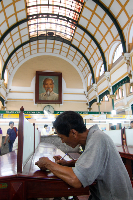 Na pocztową halę spogląda Ho Chi Minh