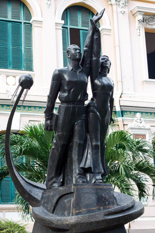 Rzeźba przed budynkiem. Poczta w Sajgonie