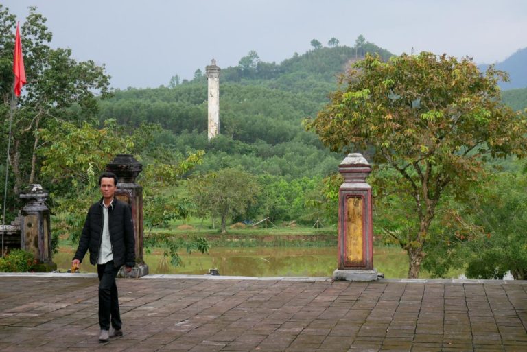 Widok na jezioro i góry ze świątyni Minh Thanh