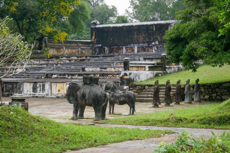 Przed wejściem do grobowca Gia Longa stoją słoni, konie i mandaryni