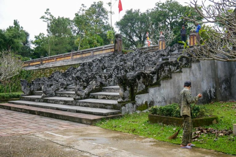 Schody ozdobione smokami, wejście do Minh Thanh