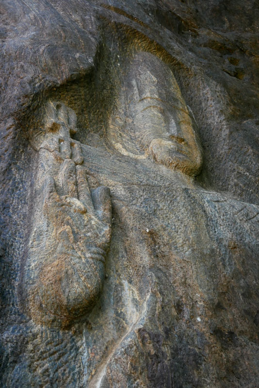 Wadżirapani trzyma w ręku wadżre (dordże) - klepsydrę w kształcie pioruna