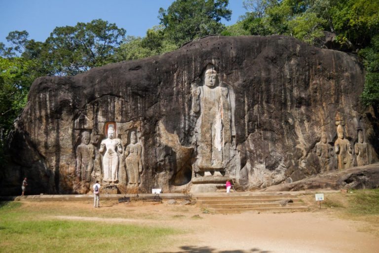 Skała Buduruwagala. Od lewej: książę Sudhana, Awalokiteśwara, bogini Tara, Budda Dipankara, Mandziuśri, Maitreja, Wadżirapani.