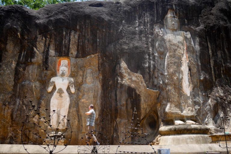 Po lewej stronie grupa trzech postaci z Awalokiteśwara w centrum