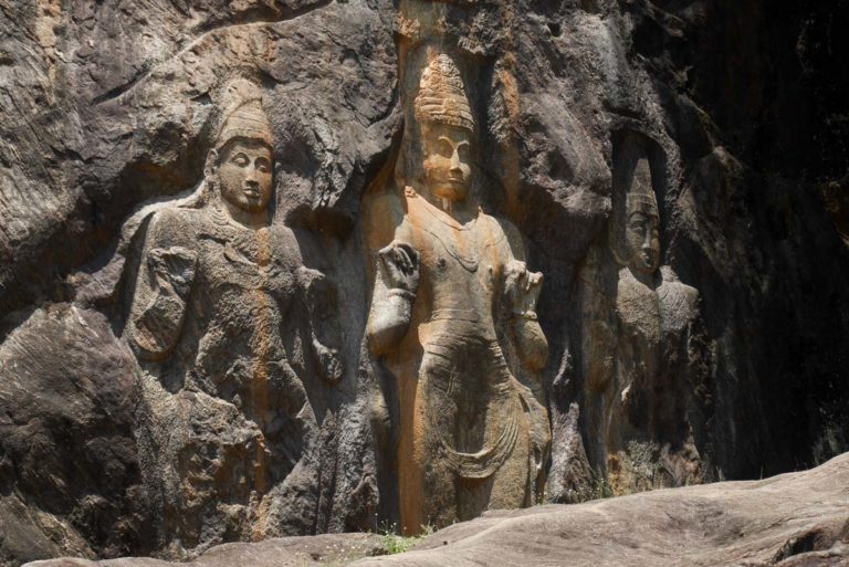 Postacie przedstawiające Bodhisattwy. Od lewej: Mandziuśri, Maitreja, Wadżirapani